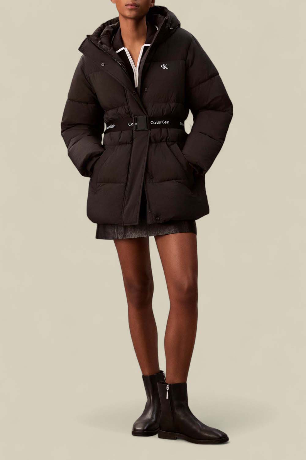 תמונת כל הלוק של מעיל פוך עם חגורה